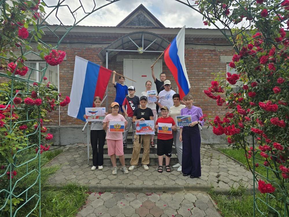 наши рисунки к празднику наши рисунки к празднику.